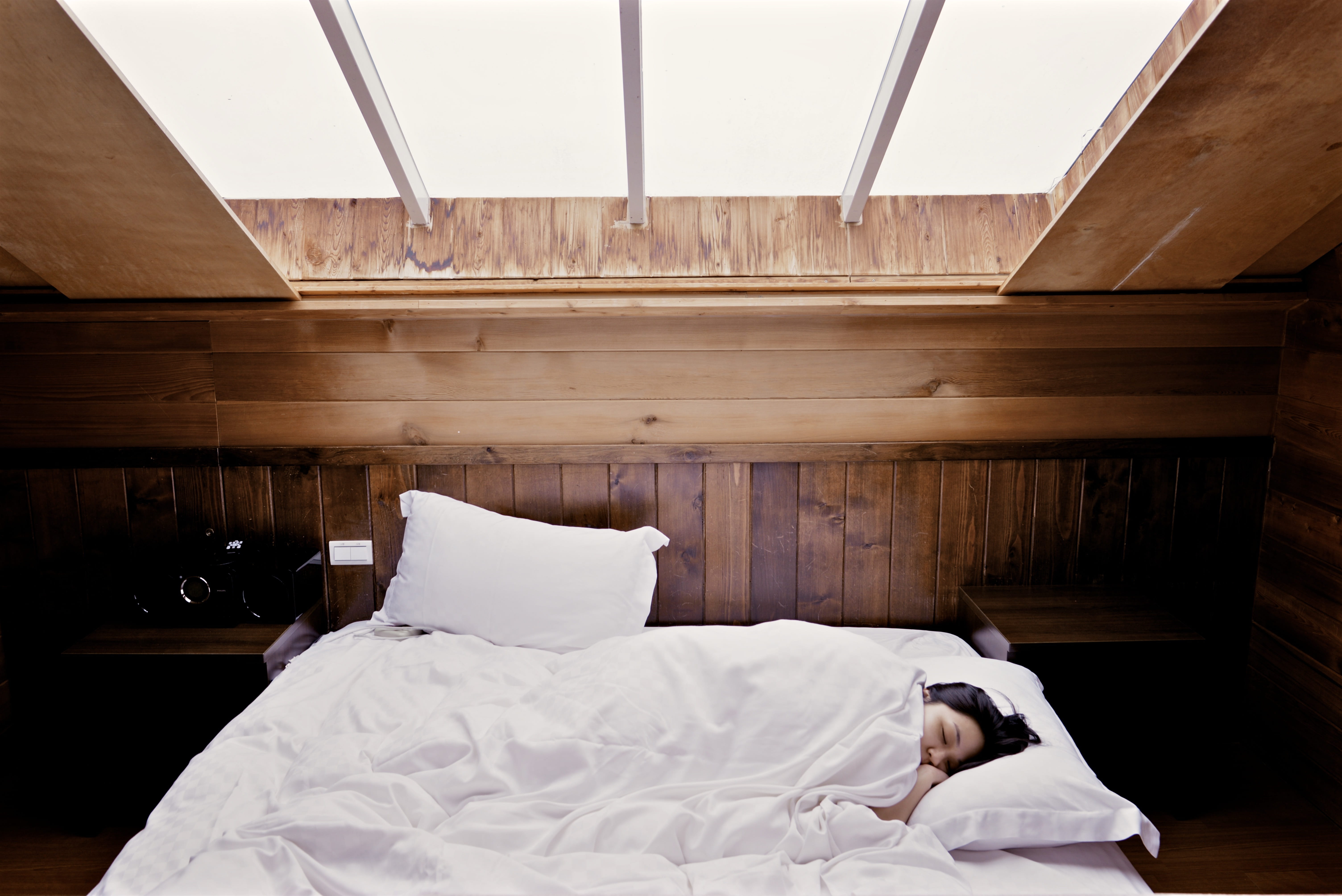 Стала с кровати. Кровать сон. Спать на потолке. Человек под одеялом.
